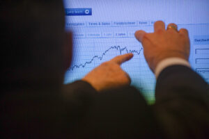 Banker zeigen auf einen Chart