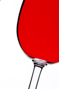 Rotweinglas im Gegenlicht