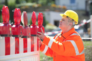 Arbeiter überprüft die Baustellenabsperrung